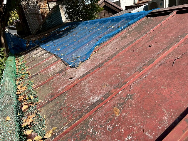 ブルーシートで屋根が応急処置されたままの写真